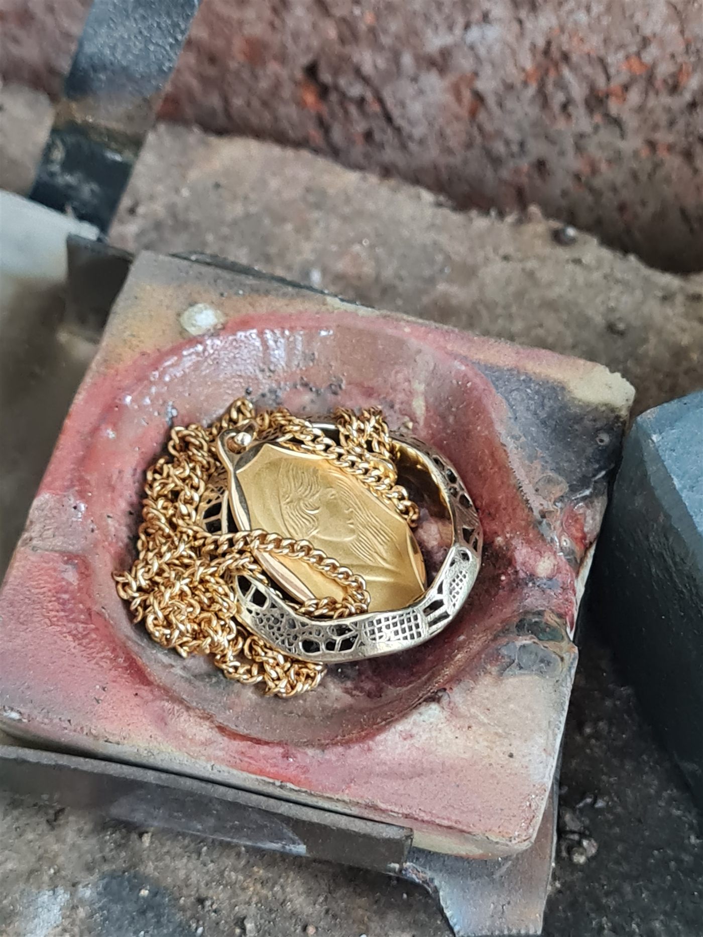 Bijoux en or de famille du client — chaînes, médaille et bracelet à refondre en alliances, atelier Pascal Vennin bijoutier Hauts-de-France