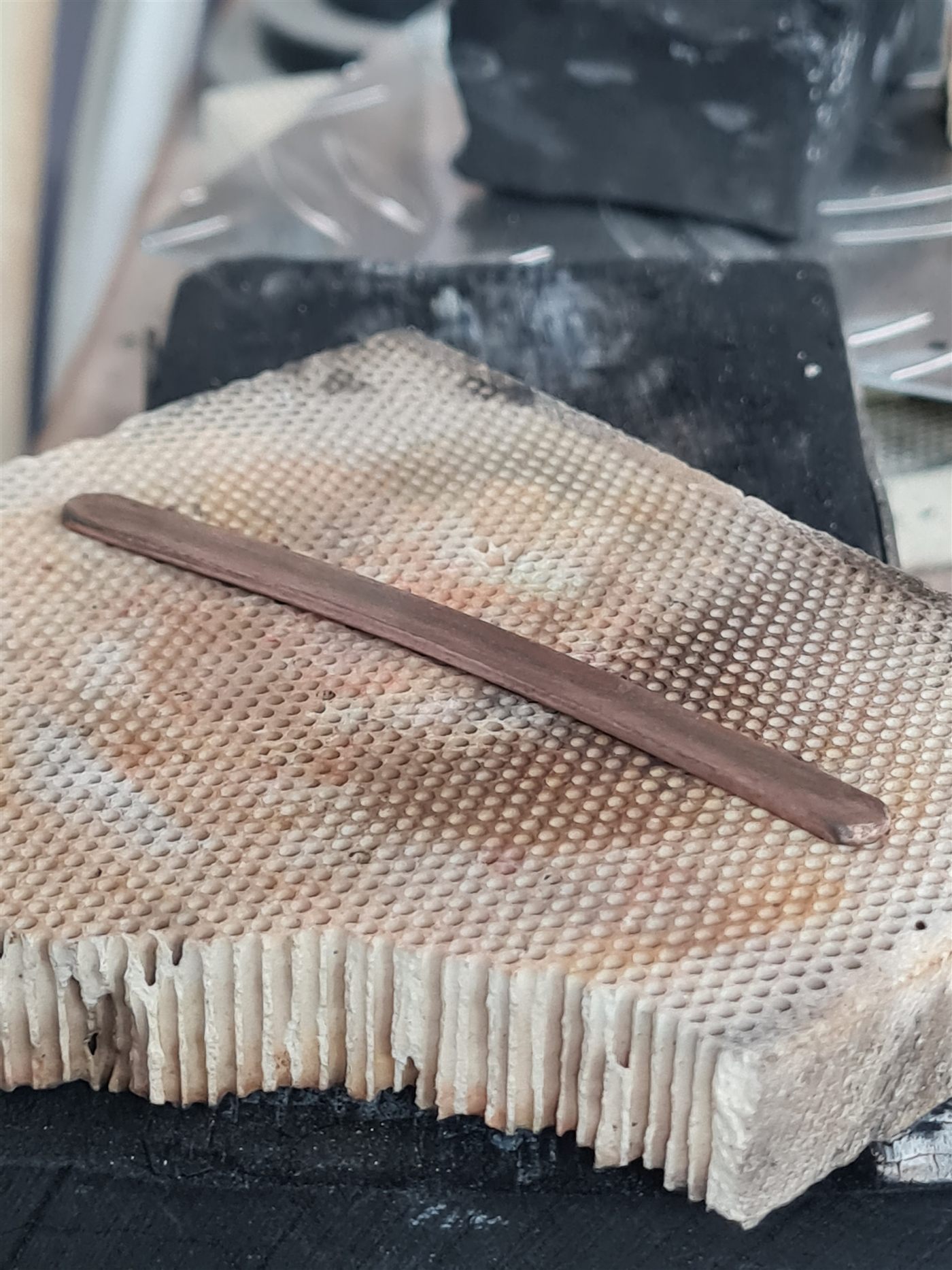 Or laminé en barre fine, prêt à former les alliances — atelier Pascal Vennin, joaillerie artisanale Hauts-de-France