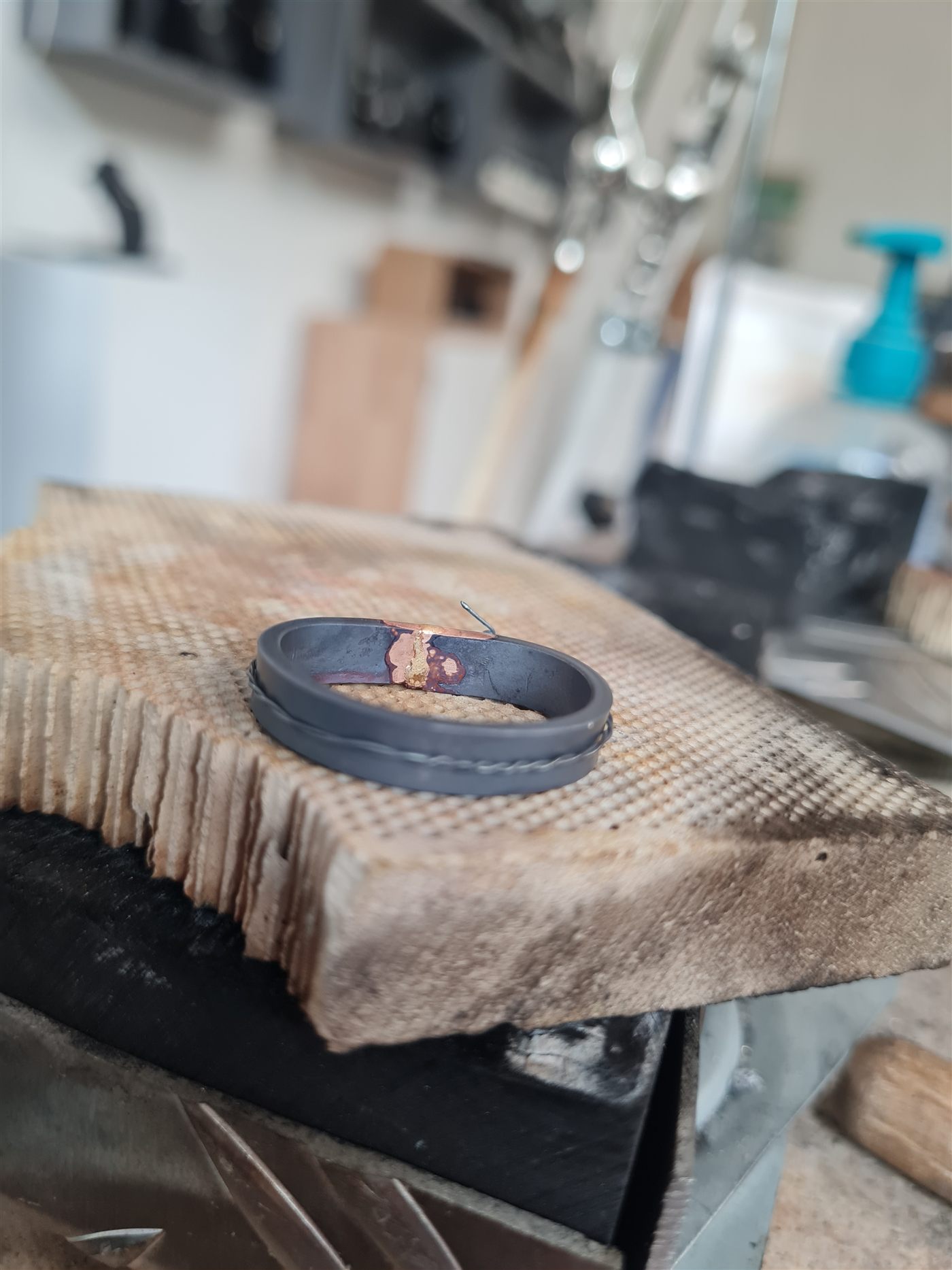 Anneau d'alliance soudé au chalumeau — joaillerie artisanale Pascal Vennin Hauts-de-France