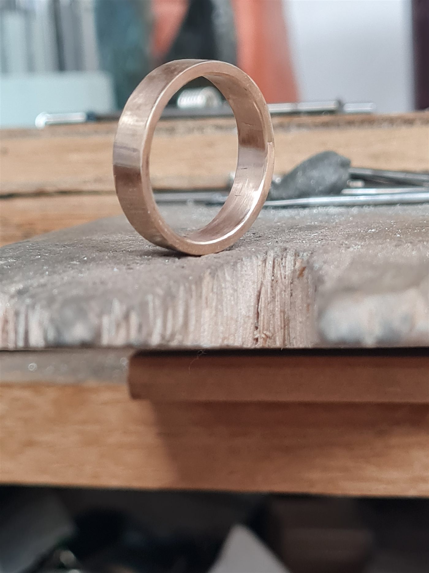 Anneau d'alliance limé et émerisé pour effacer les traces de soudure, surface mate avant finition — atelier Pascal Vennin bijoutier Hauts-de-France