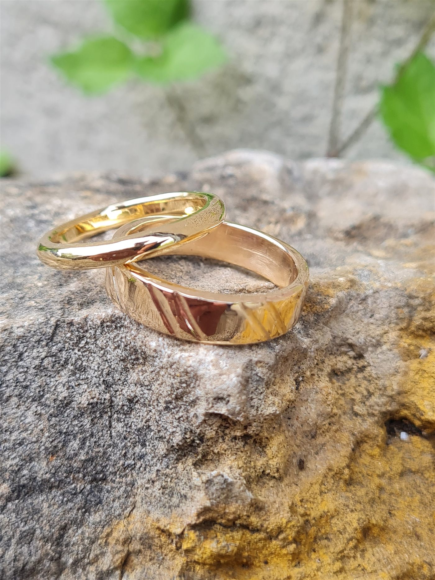 Deux alliances de mariage en or jaune fabriquées avec l'or de famille du client — Pascal Vennin, bijoutier joaillier Hauts-de-France