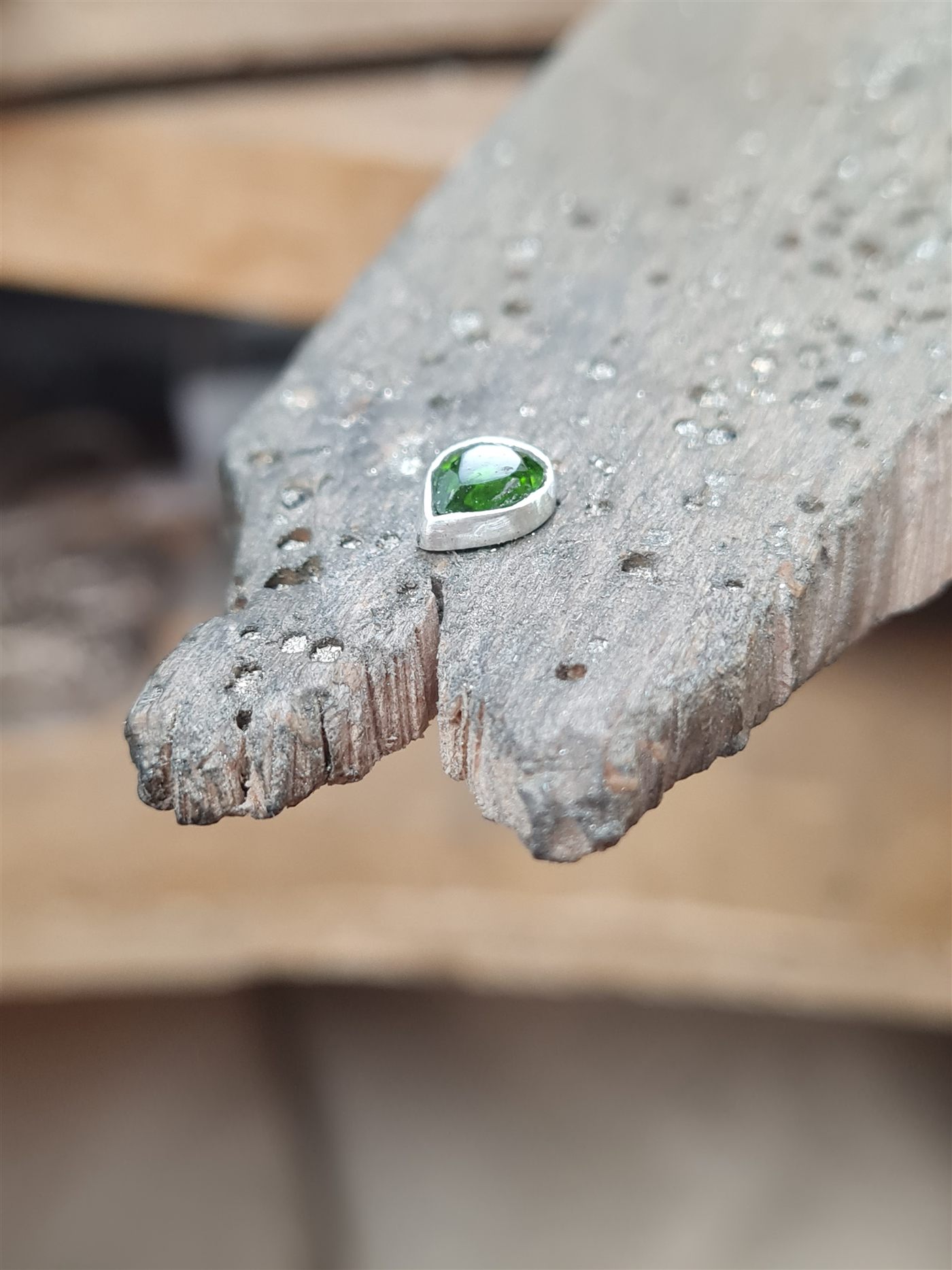 Tourmaline verte poire sertie clos à la main — création sur mesure Pascal Vennin, bijoutier Hauts-de-France