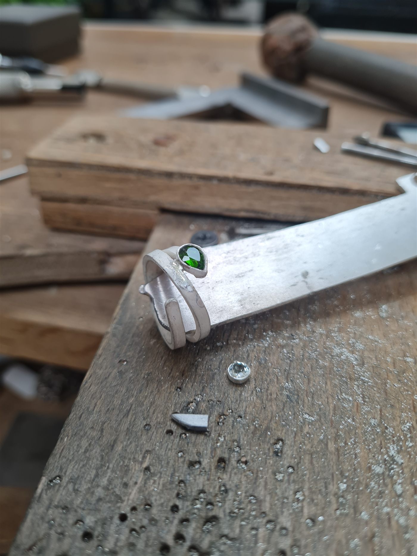 Anneau croisé en formation avec tourmaline sertie et aigue-marine posée — fabrication artisanale Pascal Vennin, bijoutier Hauts-de-France