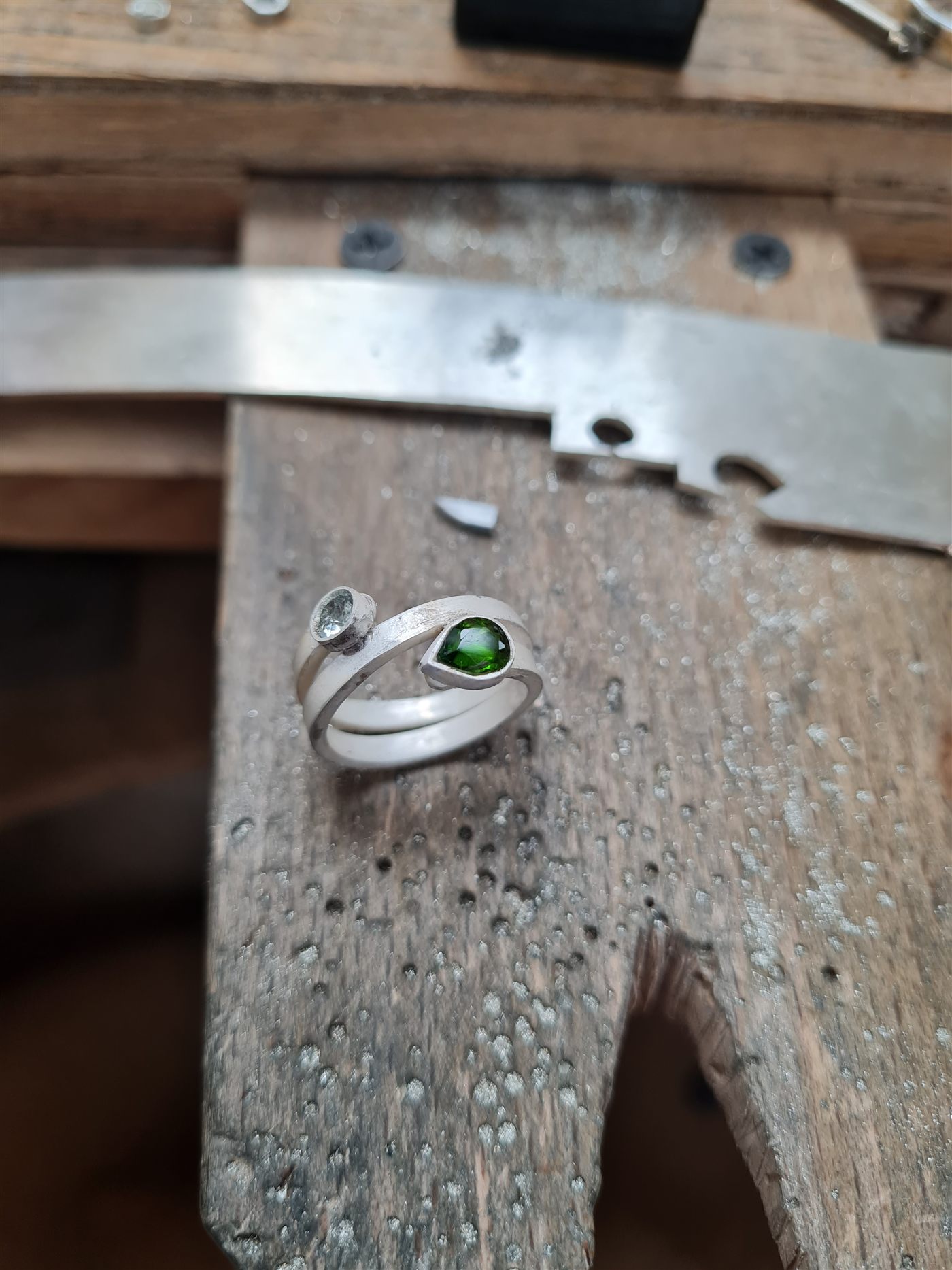 Bague croisée toi-et-moi avec tourmaline verte et aigue-marine serties clos, avant polissage — Pascal Vennin bijoutier Hauts-de-France