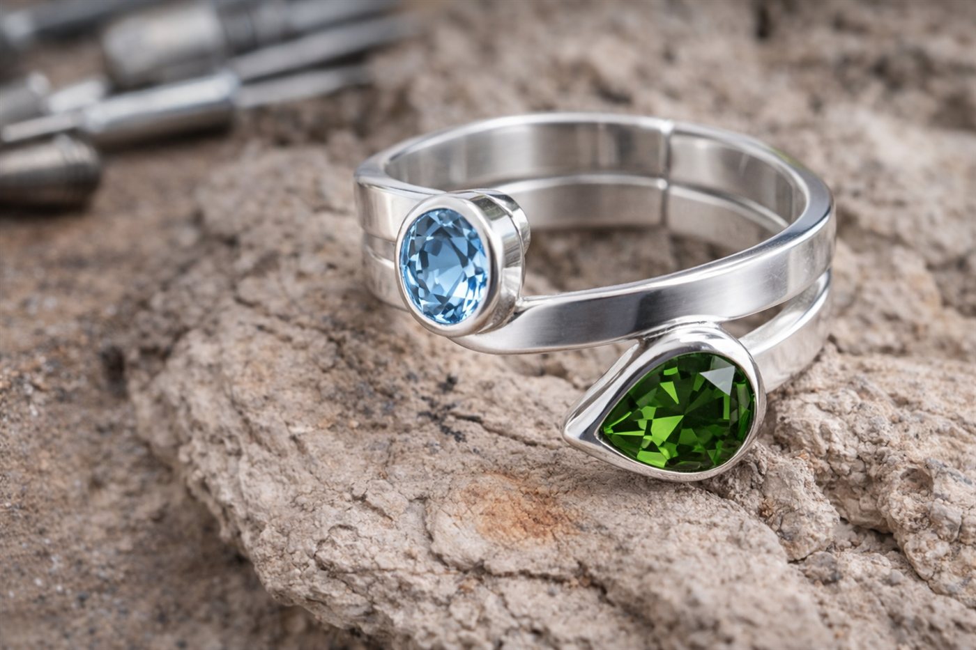 Bague sur mesure terminée : tourmaline verte taille poire et aigue-marine serties clos sur anneau croisé — Pascal Vennin, bijoutier joaillier Hauts-de-France